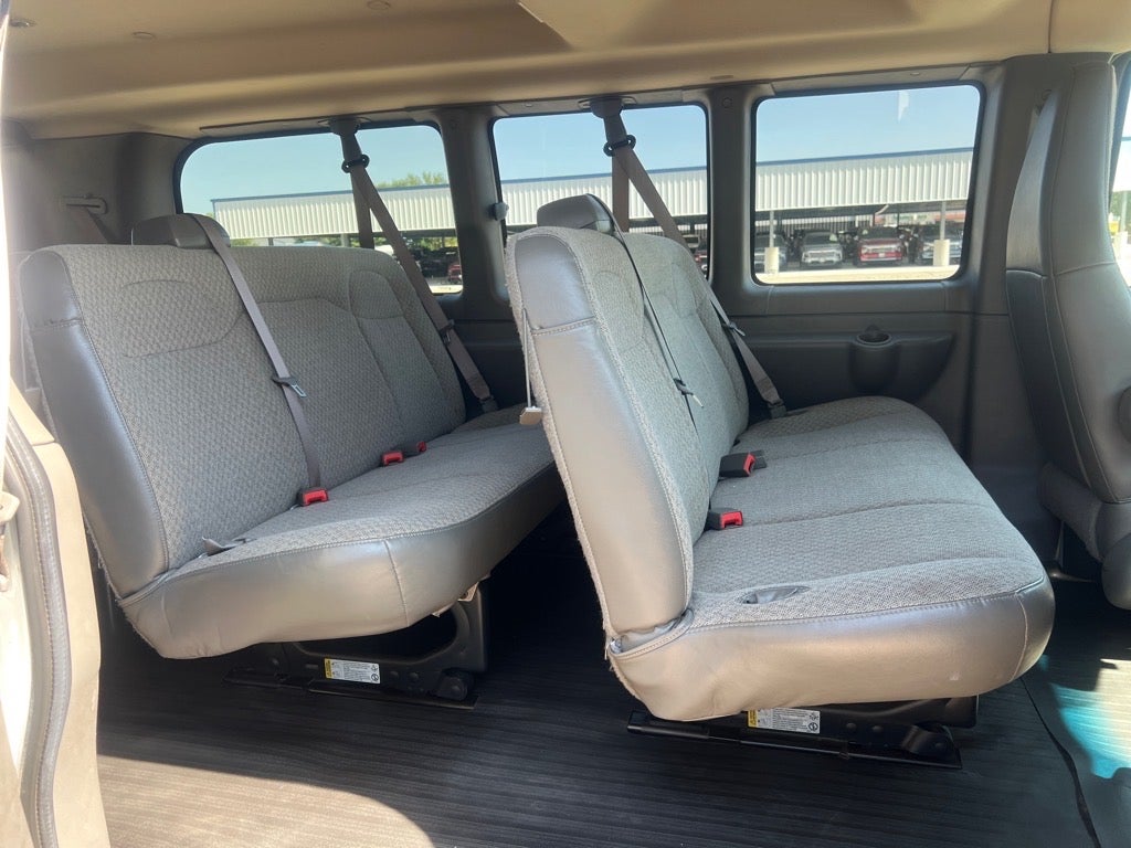 2022 Chevrolet Express Passenger 3500 1LS