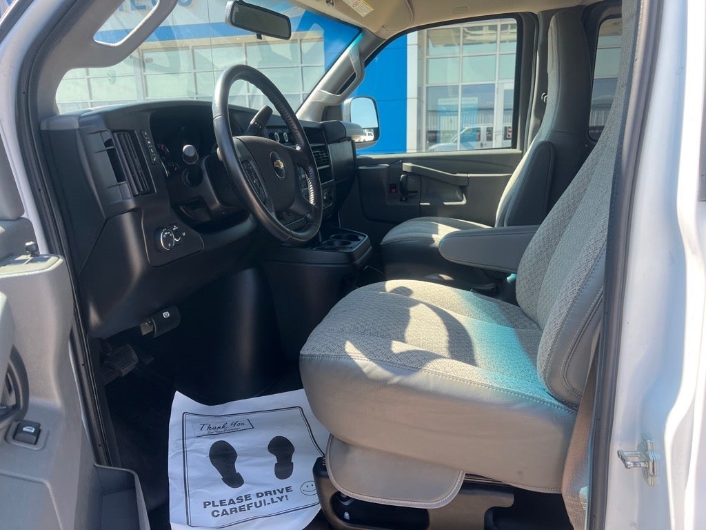 2022 Chevrolet Express Passenger 3500 1LS