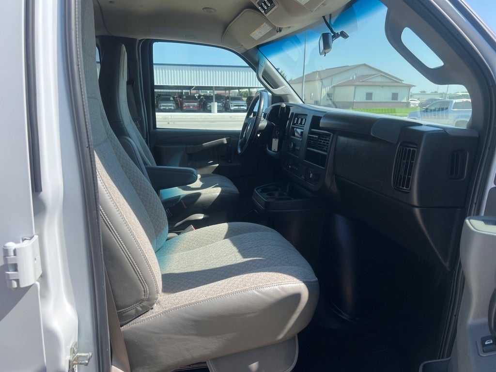 2022 Chevrolet Express Passenger 3500 1LS